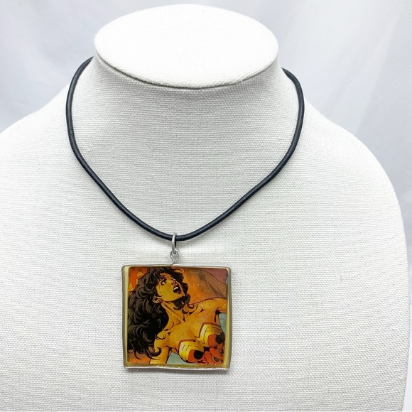 Wonder Woman Comic Book Pendant Necklace Handcrafted NEW - Picture 2 of 4